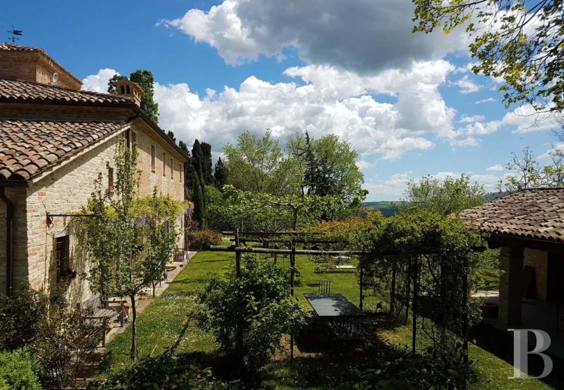En Italie centrale, dans la région des Marches et à proximité d’Urbino, une ancienne ferme du 15e siècle dominant la campagne - photo  n°4